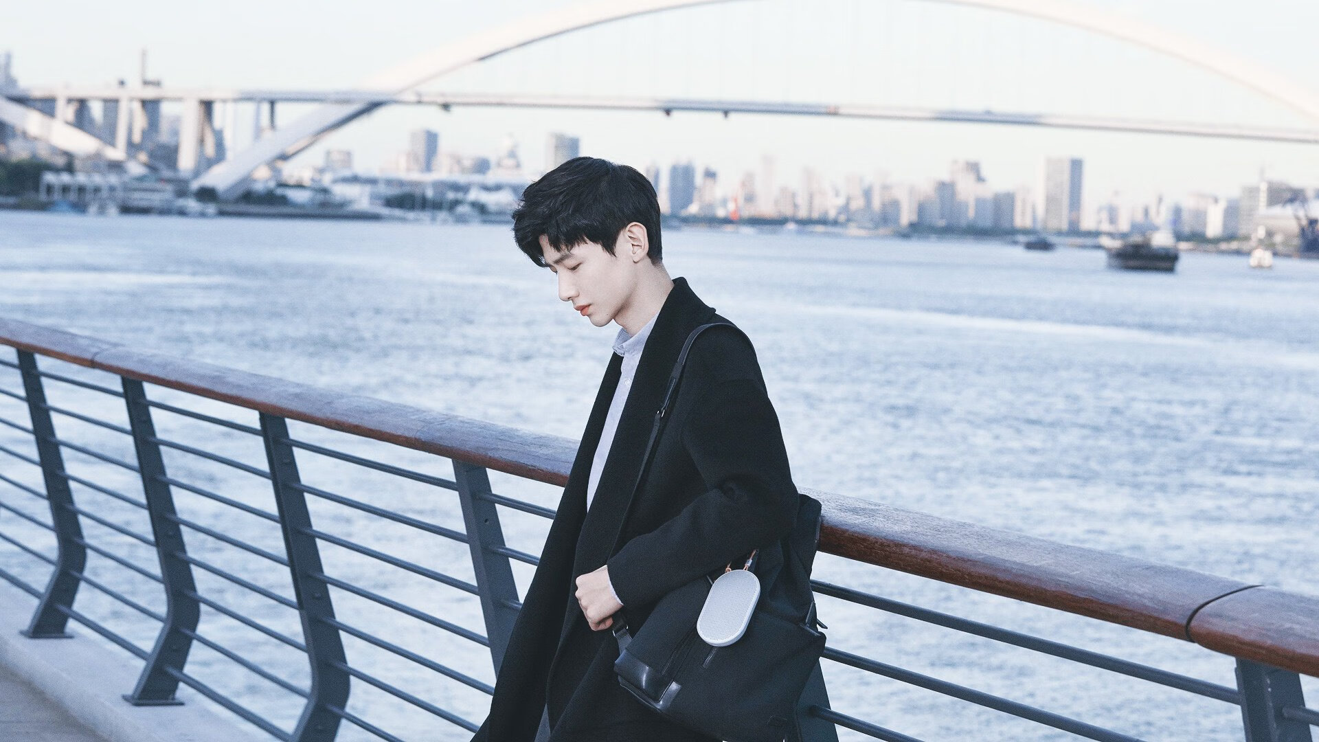 切尔西中后场紧逼有效限制对手发挥，切尔西中场球员