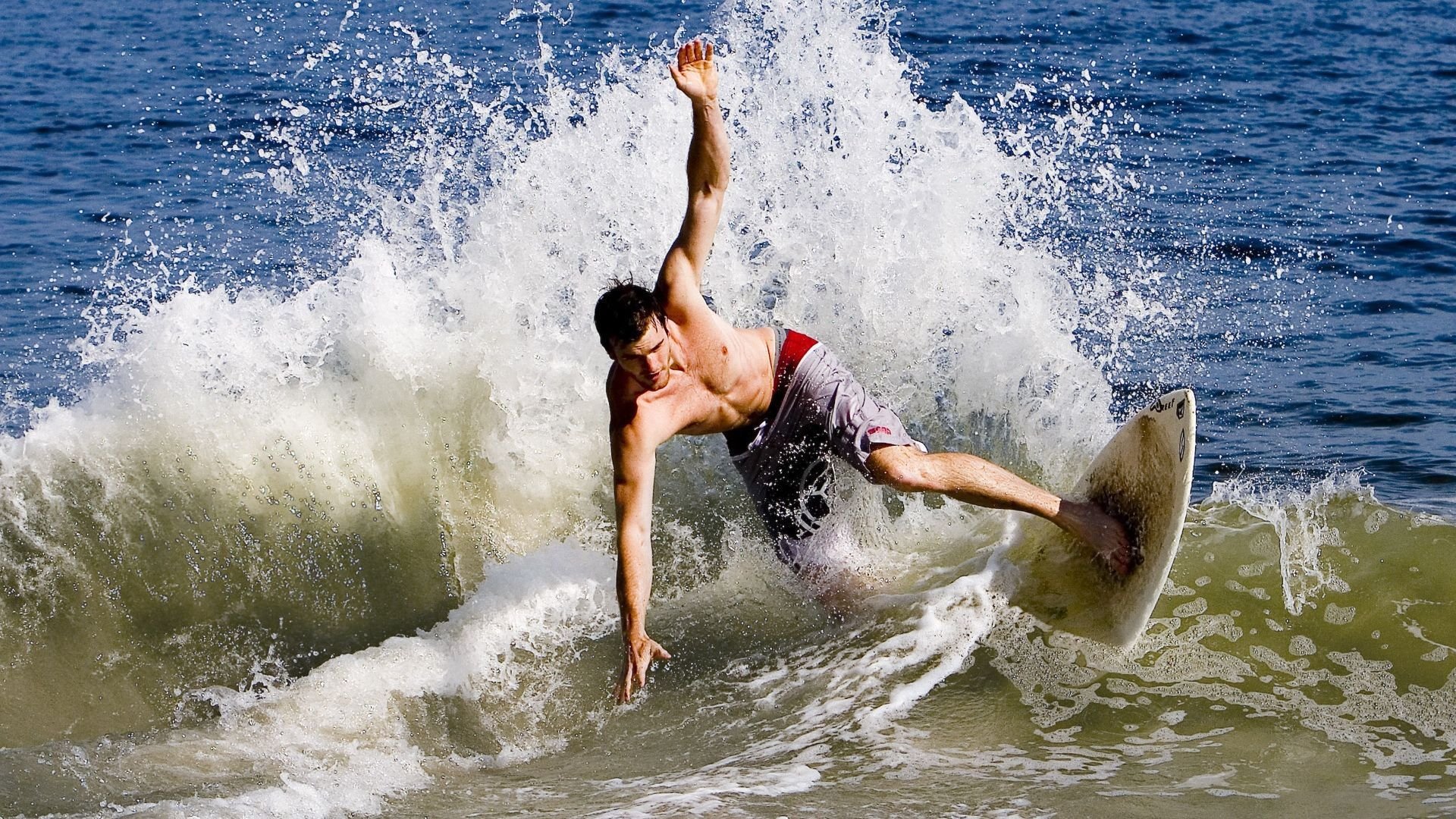 开云官网app-_全场欢呼：运动员激烈拼搏赢得满堂彩_，运动员在赛场上奋力拼搏终于夺得桂冠